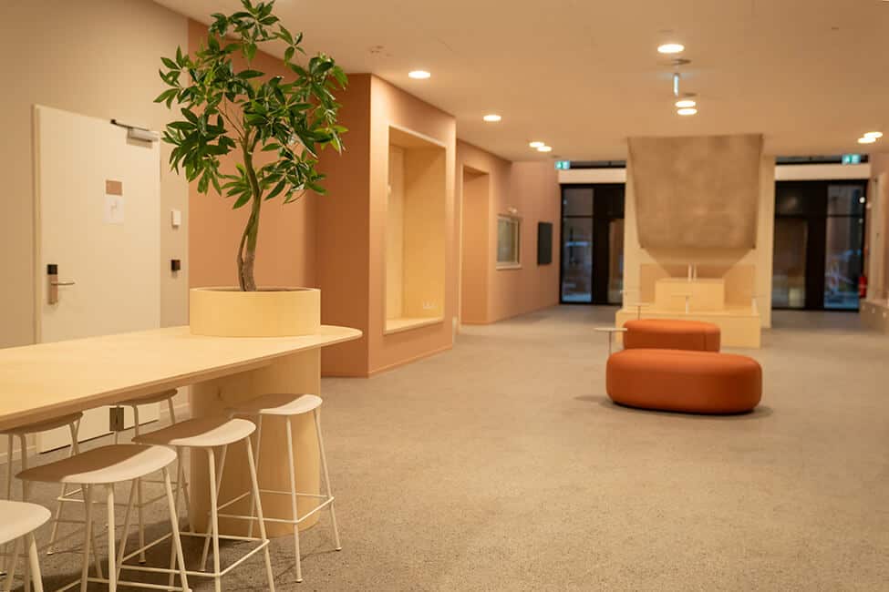 Modernes Schulinterieur mit Sitzgelegenheiten und Pflanzen in Hannover.