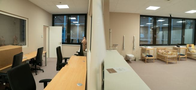 Moderne Schulungsräume der Pflegefachschule Hannover mit Lern- und Arbeitsplätzen.