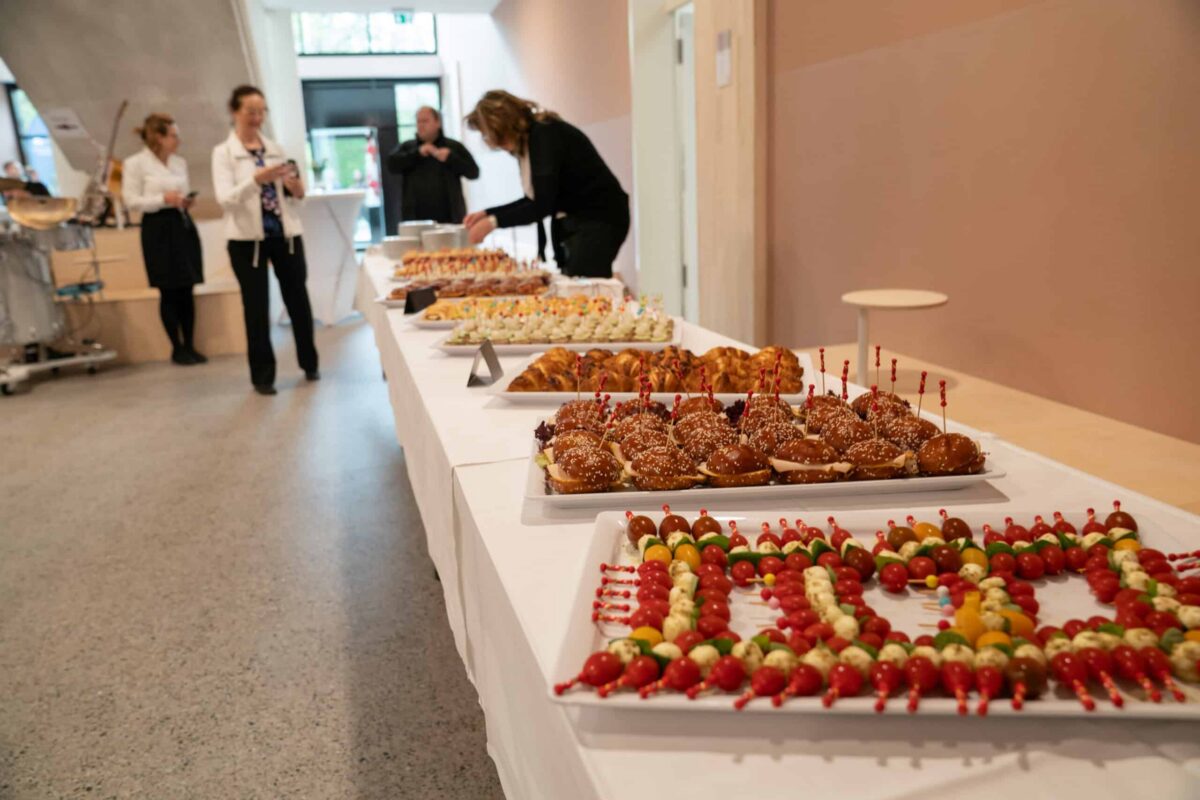 Feierliche Eröffnung mit Kuchen und Snacks bei PFSH Hannover.