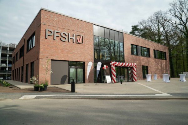 Pflegefachschule Hannover Neubau mit festlicher Eröffnungsdekoration.