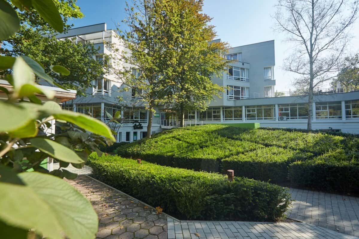 Pflegefachschule Hannover mit modernen Gebäuden und Gartenanlage.