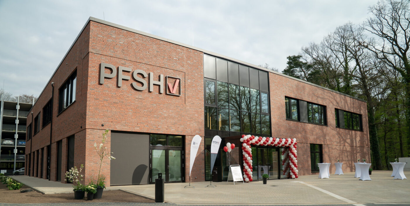 Der für die Eröffnungsfeier dekorierte Eingangsbereich des modernen Neubaus der Pflegefachschule Hannover (PFSH).